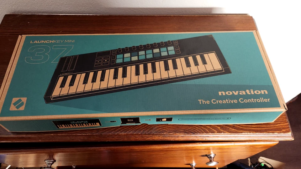 Novation Launchkey Mini 37 MK4 USB MIDI Keyboard Controller - Black - Image 2 of 4