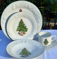 Christmas Time Tabletops Unlimited 5 Pc. Vintage Dinnerware Set
