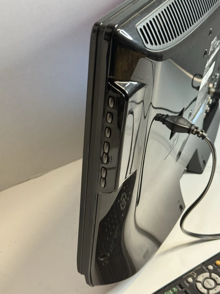 Sharp LC19SB14U 19 Inch 720P LCD HD TV AUX Gaming PC Monitor W/remote And Mount - Image 3 of 4