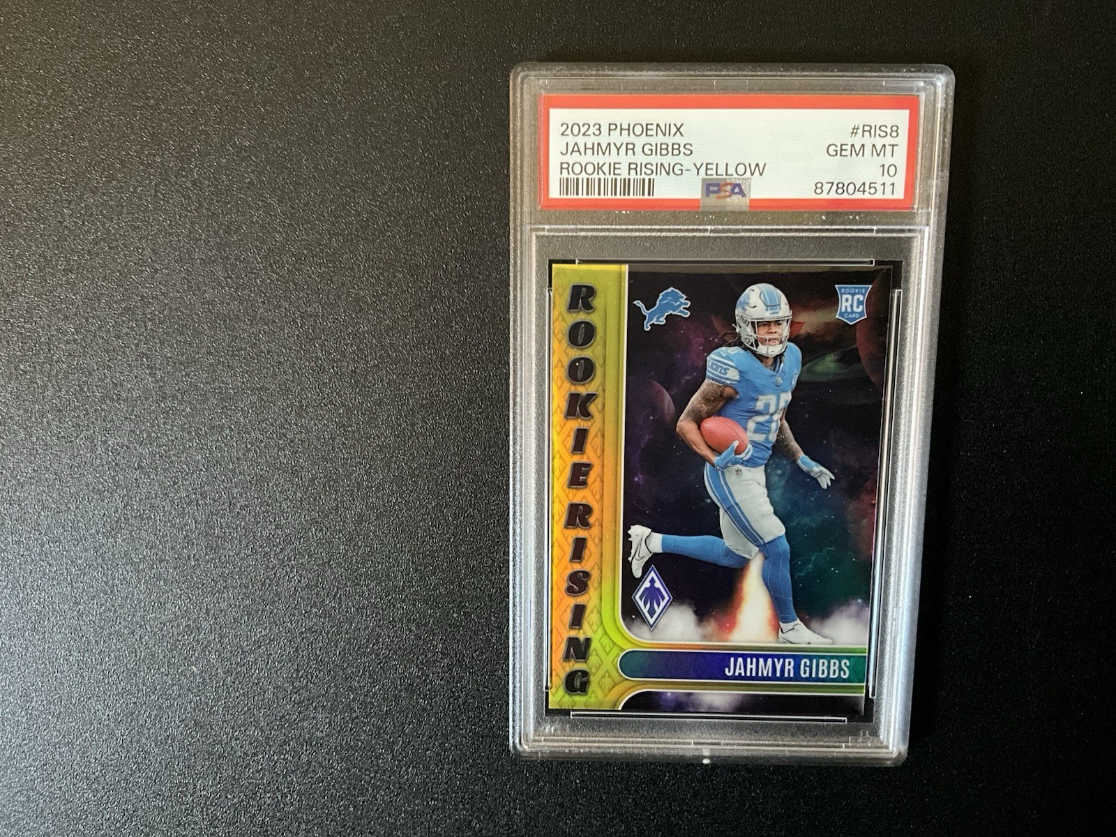 2023 Panini Phoenix - Rookie Rising Jahmyr Gibbs #RIS-8 Yellow /75 (RC)