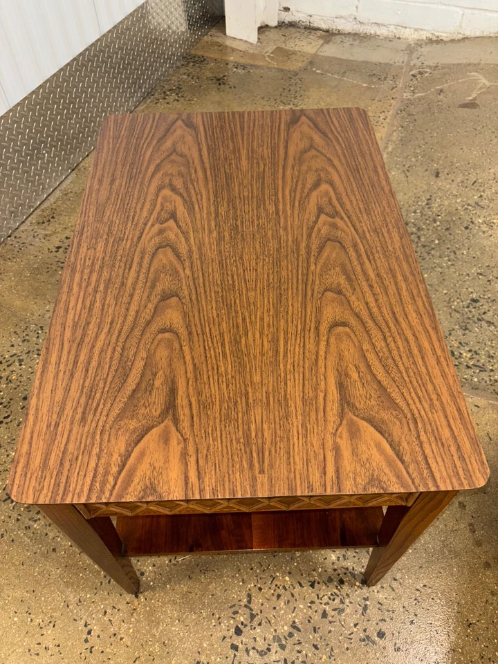 Mesa auxiliar moderna vintage de mediados de siglo Foto 3 de 4