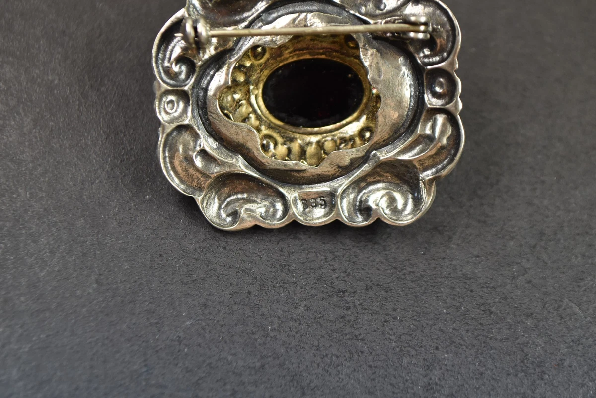 Trachtenbrosche Silber 835 mit großem Granat und Perlen besetzt.