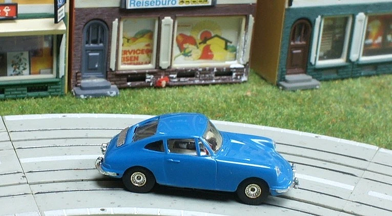 Faller AMS blauer Porsche 911 mit Blockmotor für die Faller Stadtautobahn - Bild 2 von 4