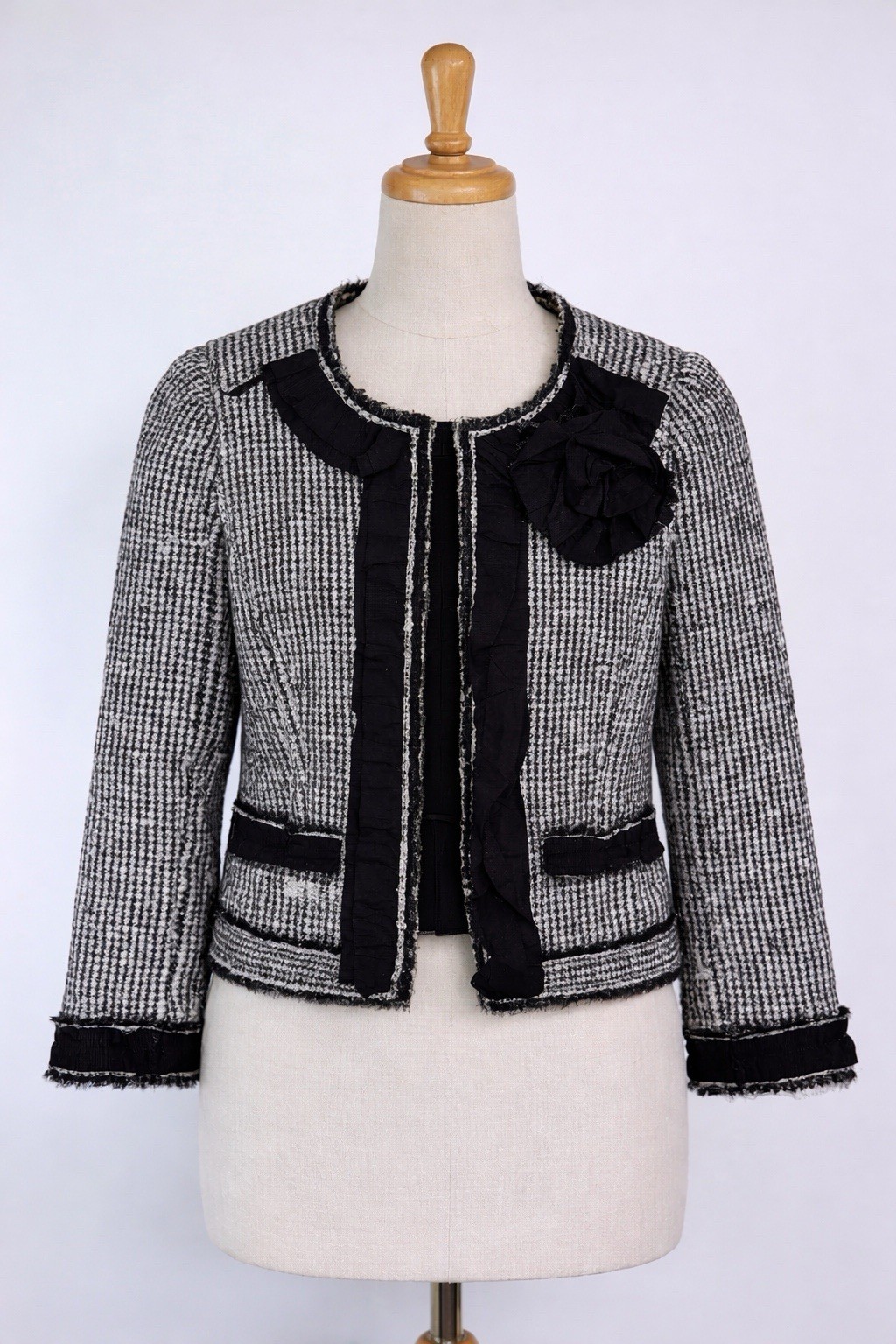 Ann Taylor Tweed Jacket Black White Rosette Trim Cropped Blazer Size 4
