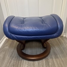 Pouf Ekornes Stressless in pelle color blu | Base in legno tinto noce
