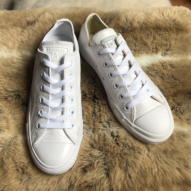 white dainty converse size 5