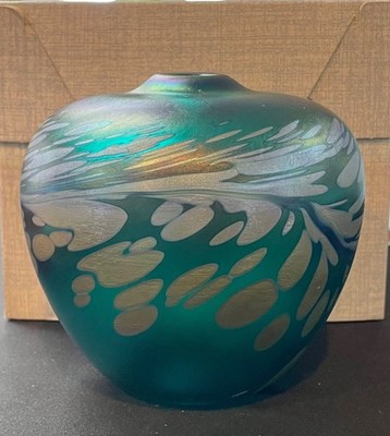 Vintage 1996 Brian Maytum Studio Iridescent Feather Pull Art Glass Vase, Signed.