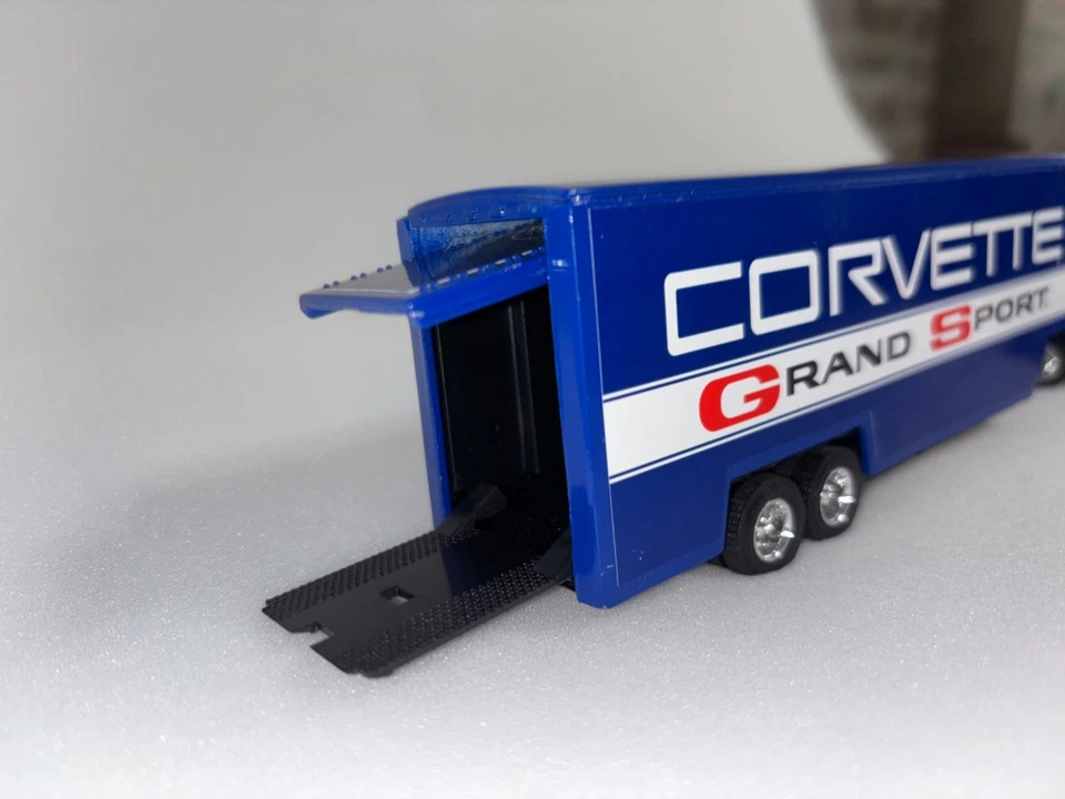 ERTL GMC Cab w/Grand Sport Trailer Blue scale 1:64 INV# 3249 - Image 4 of 4