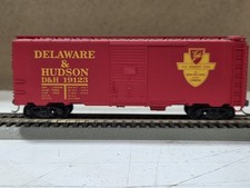 Accurail - HO Scale - 40' Single Door Box Car - Delaware  Hudson D H - USED