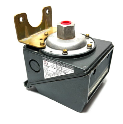 UE United Electric J300-554 Pressure Switch, 0-30 PSI, 125/250 VAC, 1/4''