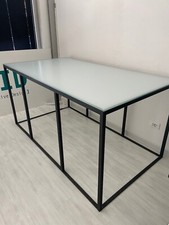 Tavolo industrial design con struttura in ferro e top in vetro
