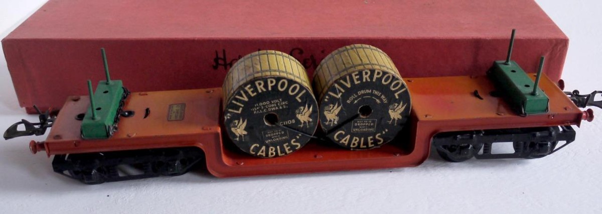 HORNBY MECCANO CHARIOT avec toutes ses agrafes pour maintien flasques