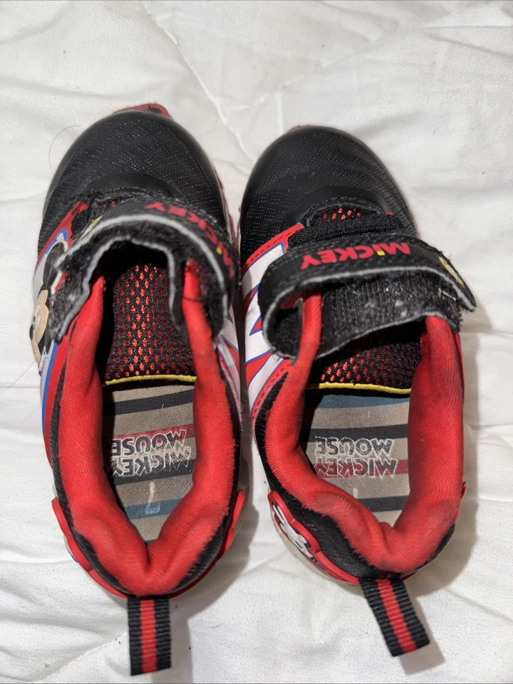 Zapatillas Disney Junior Mickey Mouse Talla 7 Niños Pequeños Rojo y Negro Foto 2 de 4