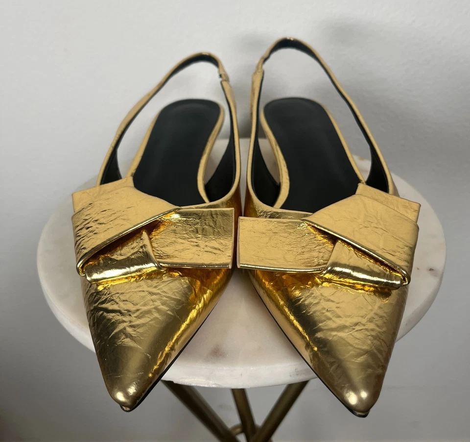 Elegante. Puntera puntiaguda dorada. Eslinga elástica. Tacones de gatito. Talla 8.5 -Nuevo en Caja Foto 2 de 4