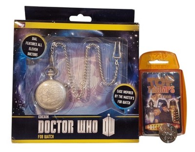 Doctor Who Masters Fob Watch, Rassilon Coin & Top Trump Kartenspiel Konvolut