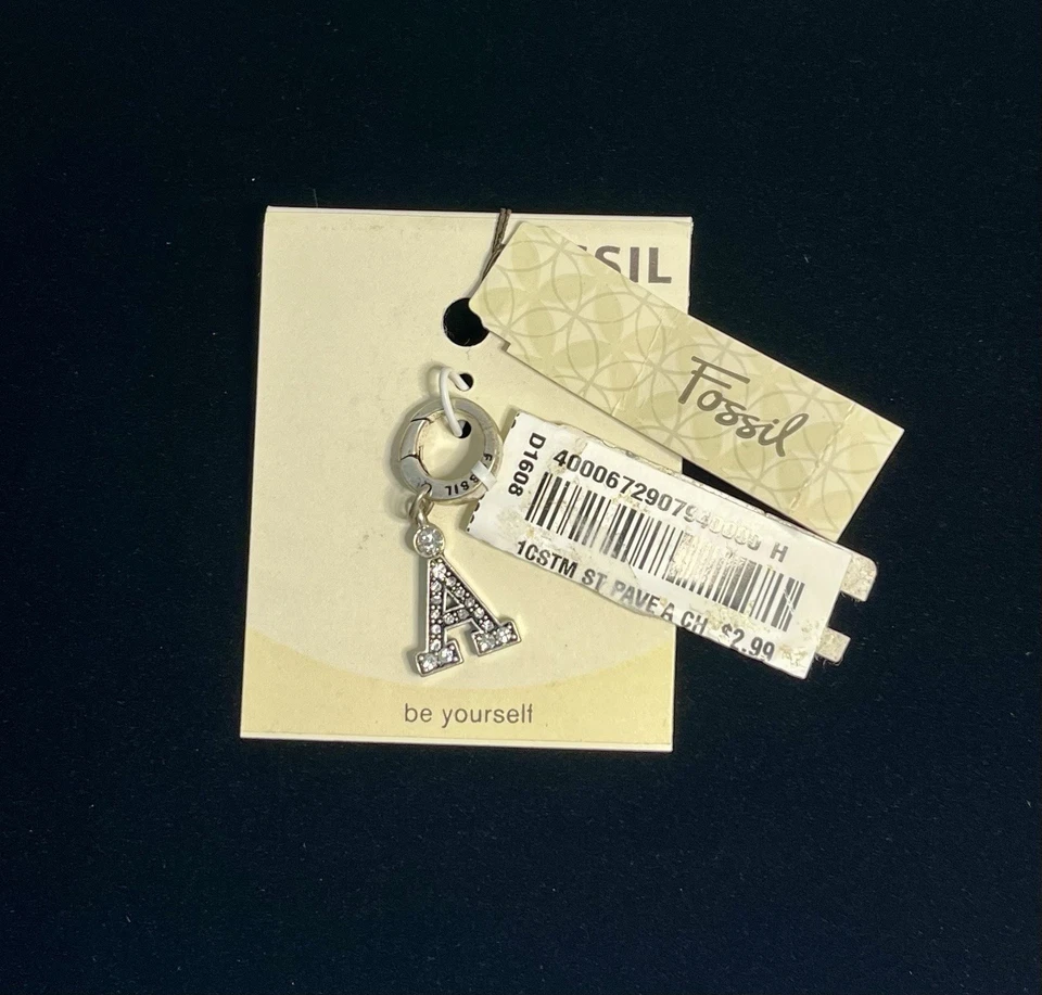 Dije fósil cristal blanco pavé plata letra A Foto 3 de 4