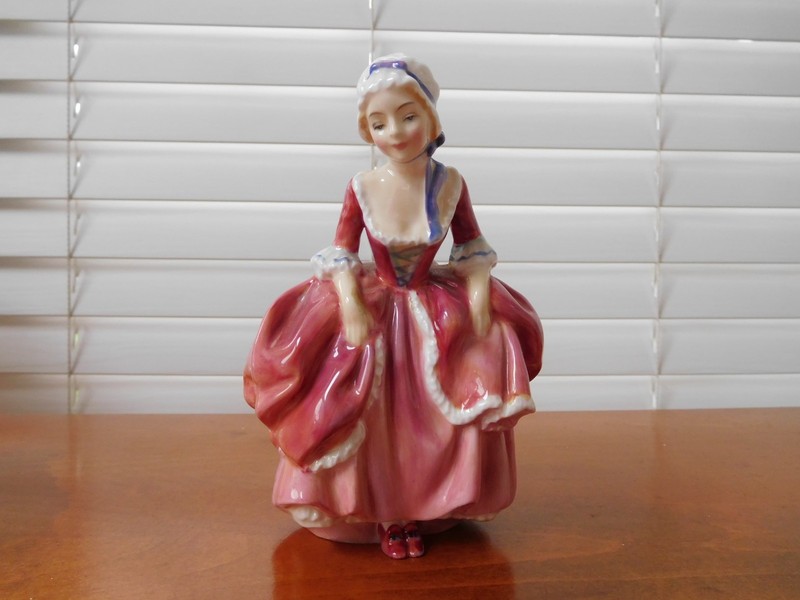 Vintage Royal Doulton England "GOODY TWO SHOES" Porcelain Figurine HN2037