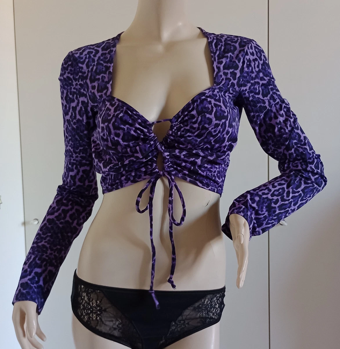 Blusa con scollo a V e manica a petalo in Ecoseta - Cattleya Orchid