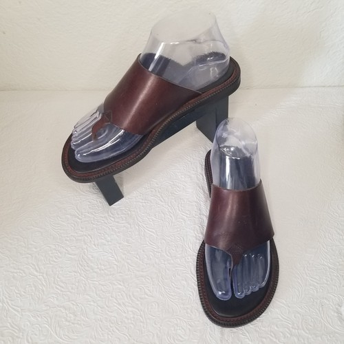 G.H. Bass & Co Womens 8 Brown Leather Slip on Sandals Thongs Wide Foot Band