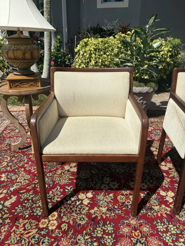 Sillón vintage de nogal en blanco marfil borroso Bouclé años 50 mediados de siglo moderno Foto 2 de 4