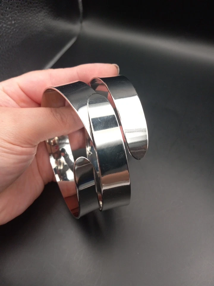 Par de pulseras ajustables de metal en tono plata para brazalete superior Foto 4 de 4