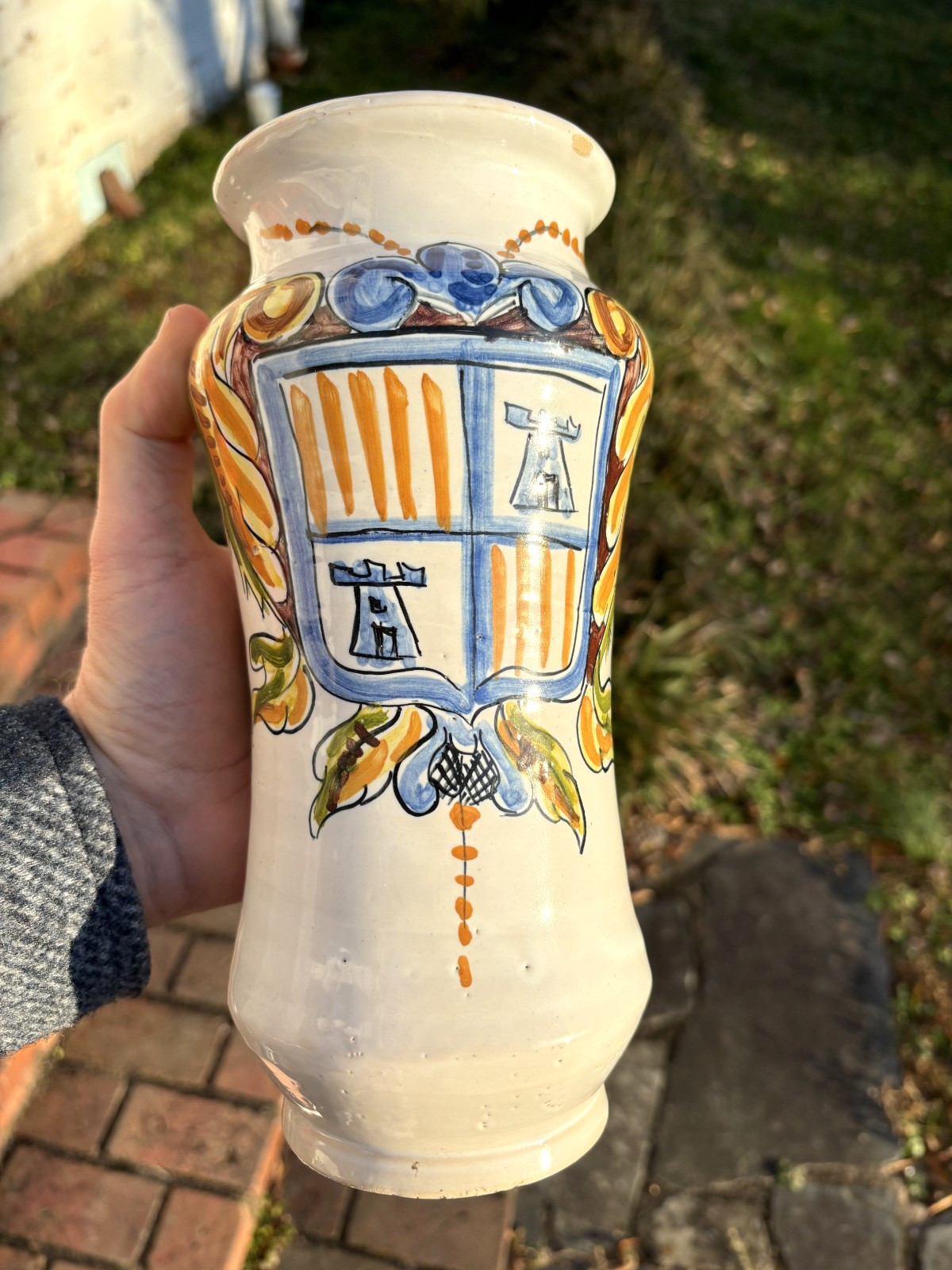 ANTIQUE SPANISH FAIENCE APOTHECARY MEDICINE JAR ALBARELLO, 19th century shield