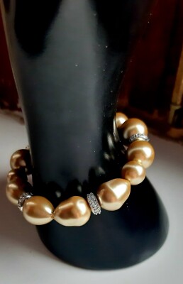 Elegantes Flexarmband aus Muschelkernperlen In Barockform°.