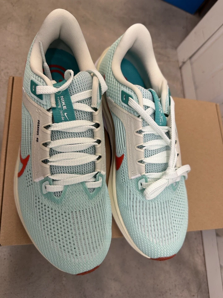 Nike Mujer Air Zoom Pegasus 40 - DV3854 300 - Jade Hielo / Blanco - Rojo - Talla: 7 Foto 2 de 2