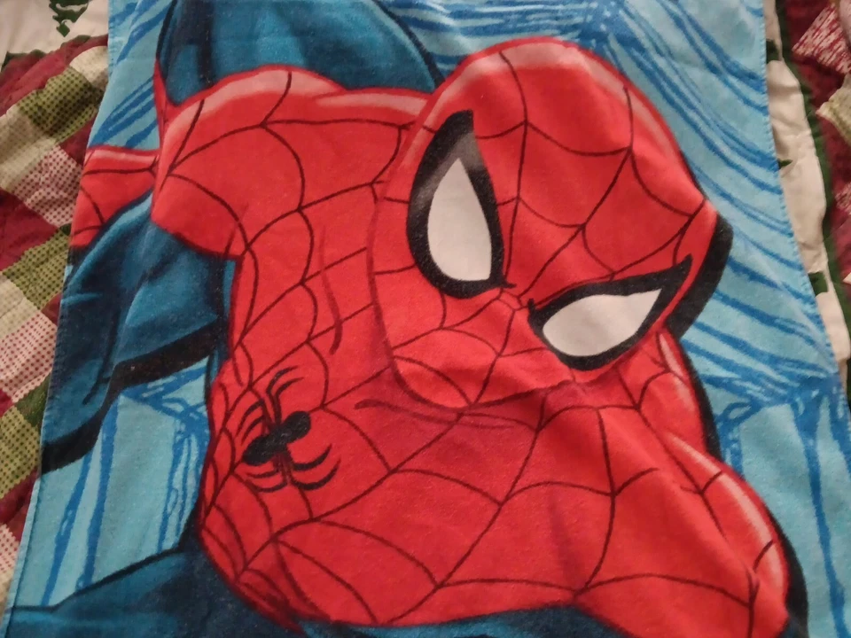 Toalla de playa o baño Marvel Ultimate Spider-Man 100 % algodón 52 x 26 Foto 2 de 4