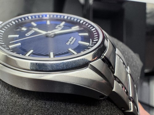 Reloj para hombre Citizen AW1240-57L esfera azul súper titanio Eco-Drive - Imagen 4 de 23