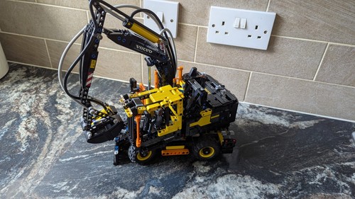 LEGO TECHNIC: Volvo EW160E (42053) - con istruzioni - Foto 3 di 10