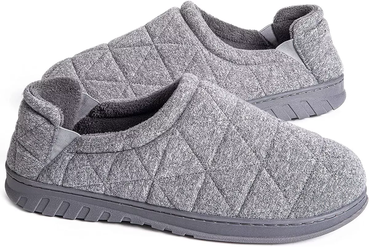 Snug leaves store men's slippers