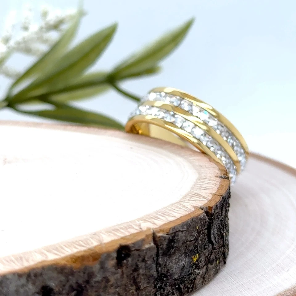 Alianza hipoalergénica para hombre de titanio chapado en oro de 8 mm con filas de circonitas dobles Foto 3 de 4