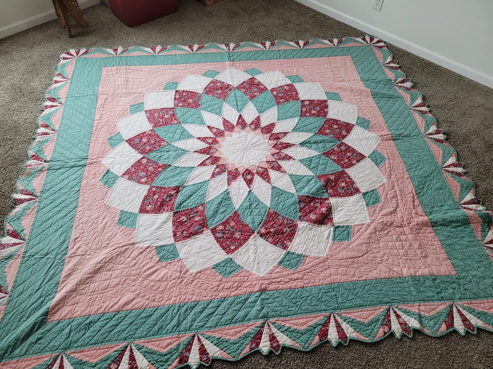 Vintage Floral like pattern Quilt Qeen size