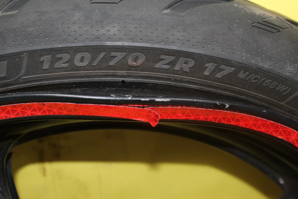 Llanta delantera Yamaha 2005 - 2009 FZ6 Y 2003 - 2012 YZF R6 R6S *TIENE ABOLLADURA * Foto 3 de 4