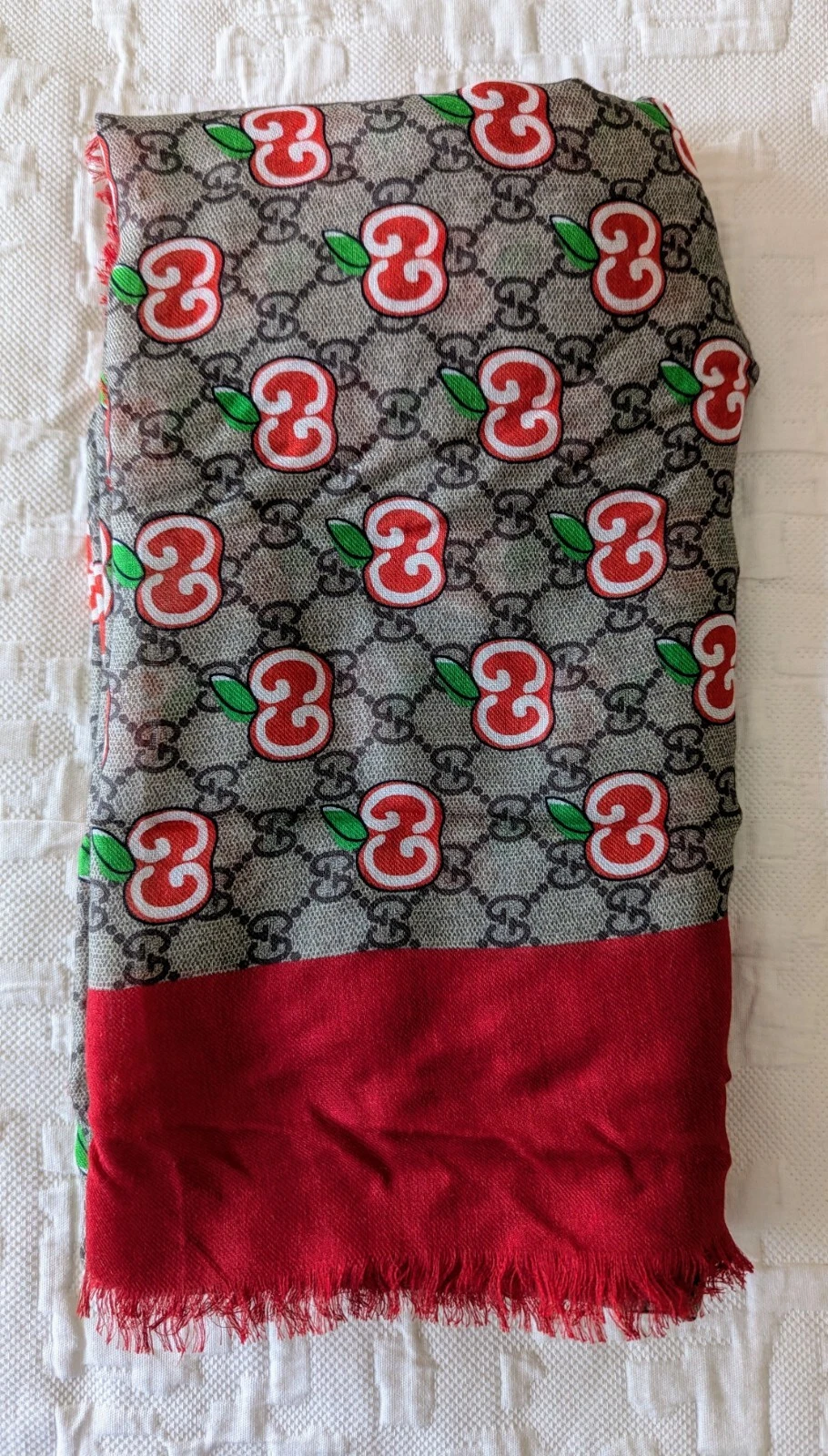 Foulard Gucci GG monogramme Apple modal en soie avec boite