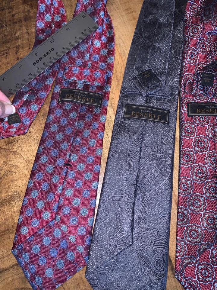Lot (3) Jos  Banks Reserve Men’s patterned Silk  tie gray, Burgandy 3 1/4” x 59” - Imagem 2 de 4