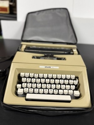 Vintage 1975 Olivetti Lettera 25 Typewriter w/ Leather Case   Made in Mexico