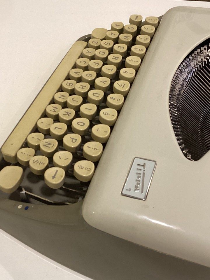 TRIUMPH TIPPA MCM. CURSIVE TYPEWRITER. 1962. SPANISH LAYOUT. MADE IN ...