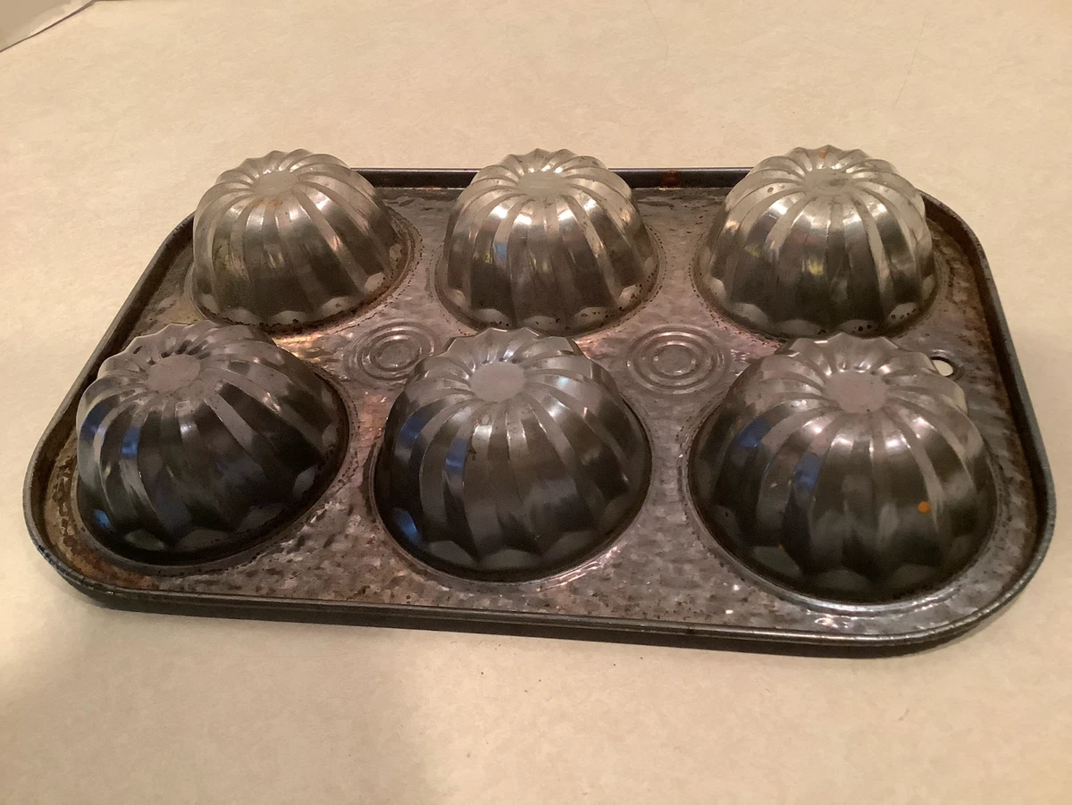 Fluted top muffin pan