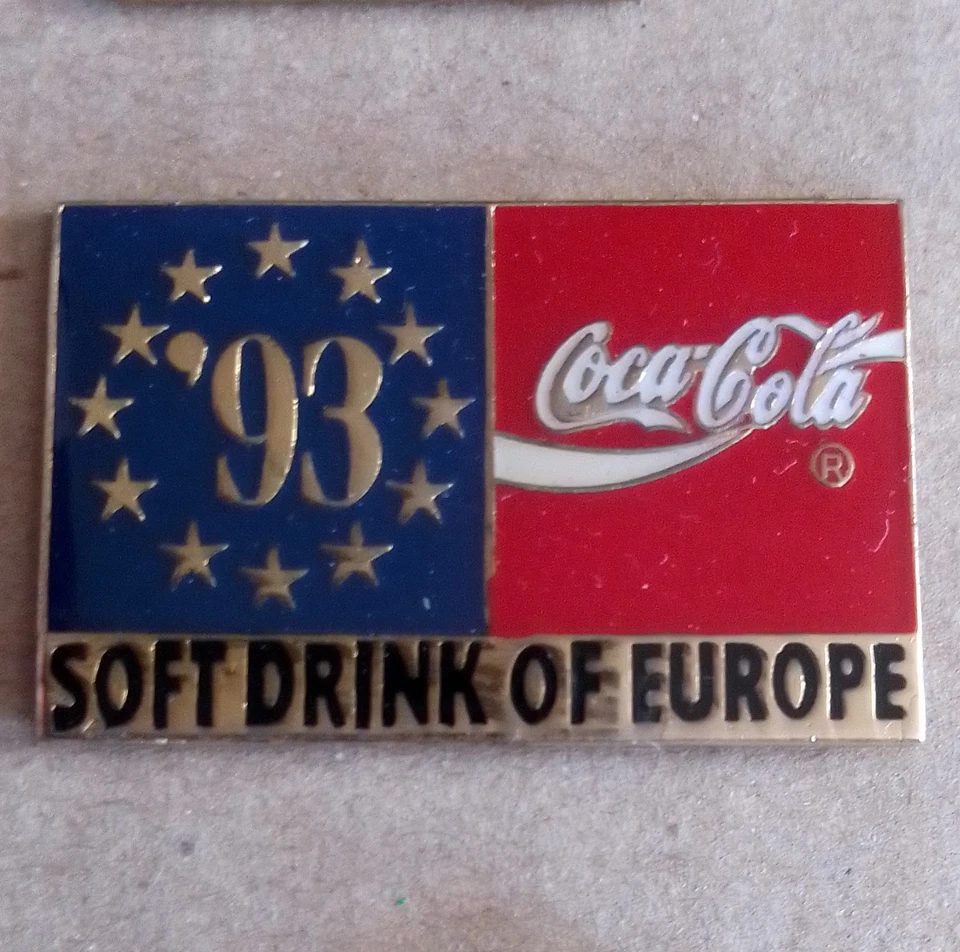 Coca-Cola Pin „93“ Soft Drink of Europe Ansteckpin/Anstecknadel Sammler - Bild 1 von 1