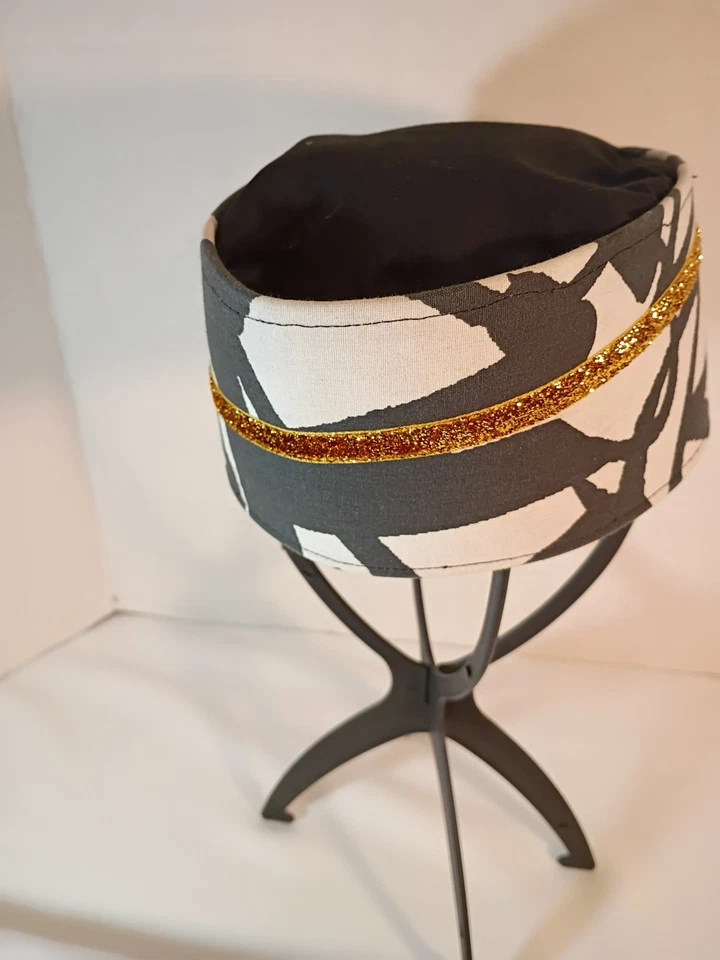 Corona africana hecha a mano Kufi. Hecho en algodón blanco y negro. Acento dorado metálico Foto 2 de 4