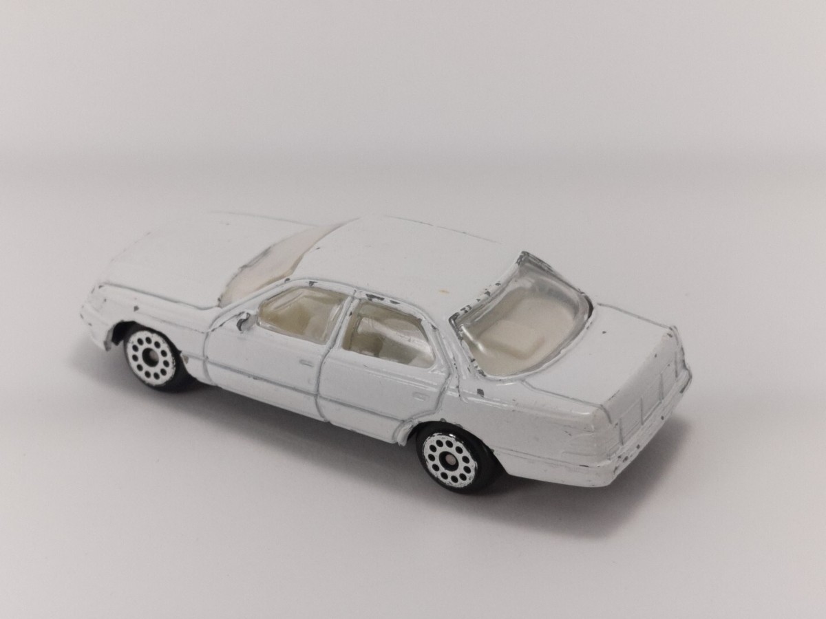 Zee Toyota Celsior Sedan D114 White (Lexus LS 400) 1/64 Scale Used