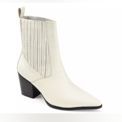 NWT Journee Collection Womens Markka White Leather Heel Bootie Shoe Size 10M