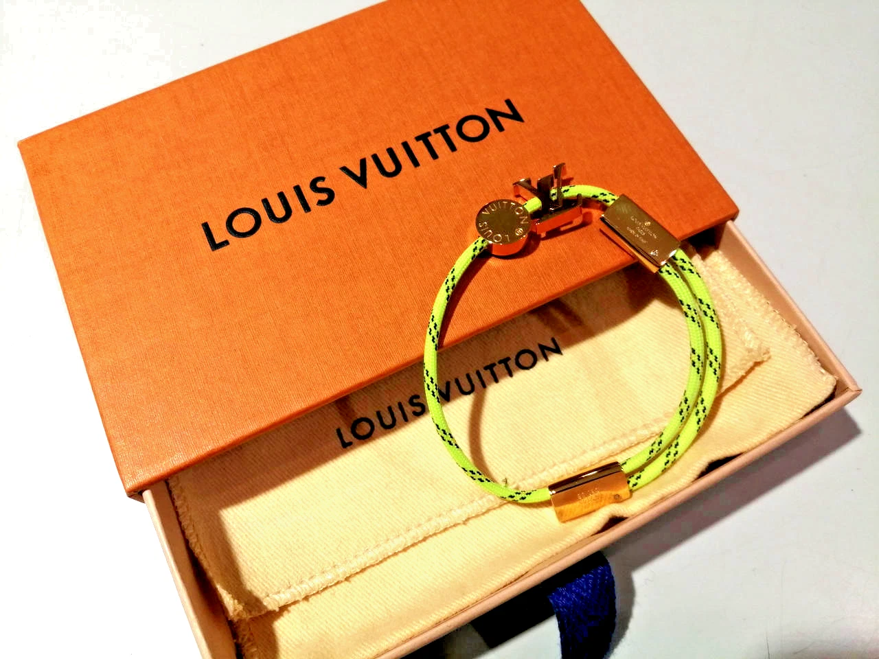 LOUIS VUITTON（LV） Autentico Bracciale Fluo Louis Vuitton LV Bracciale Colore Oro Giallo MP2145 con Scatola