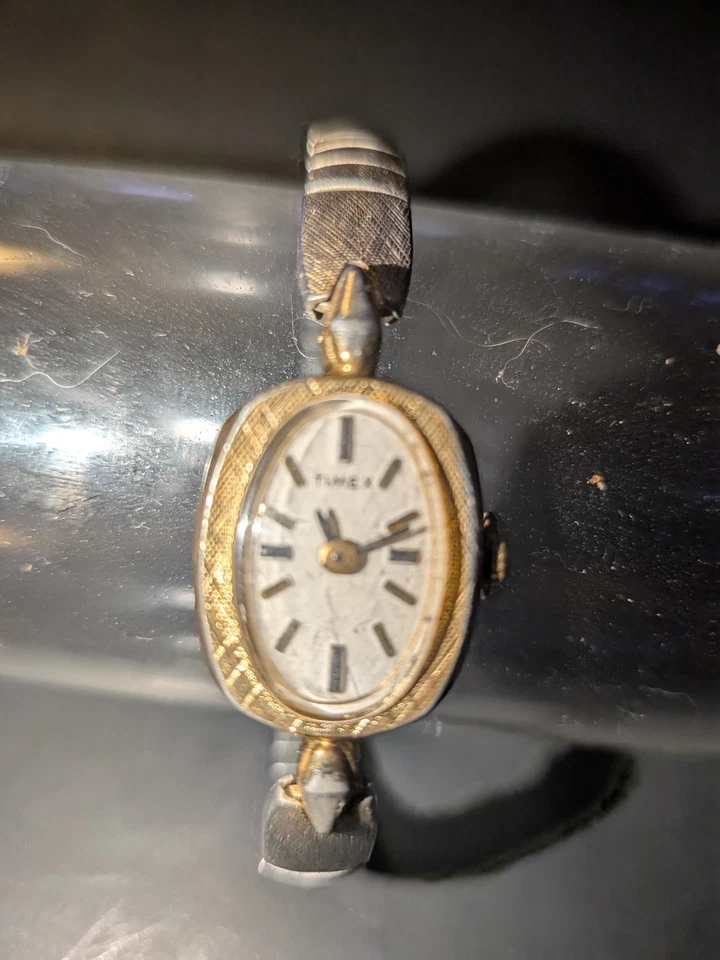 Reloj de pulsera Timex vintage con correa elástica dorada y plateada para mujer Foto 4 de 4
