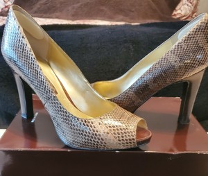 bandolino peep toe pumps