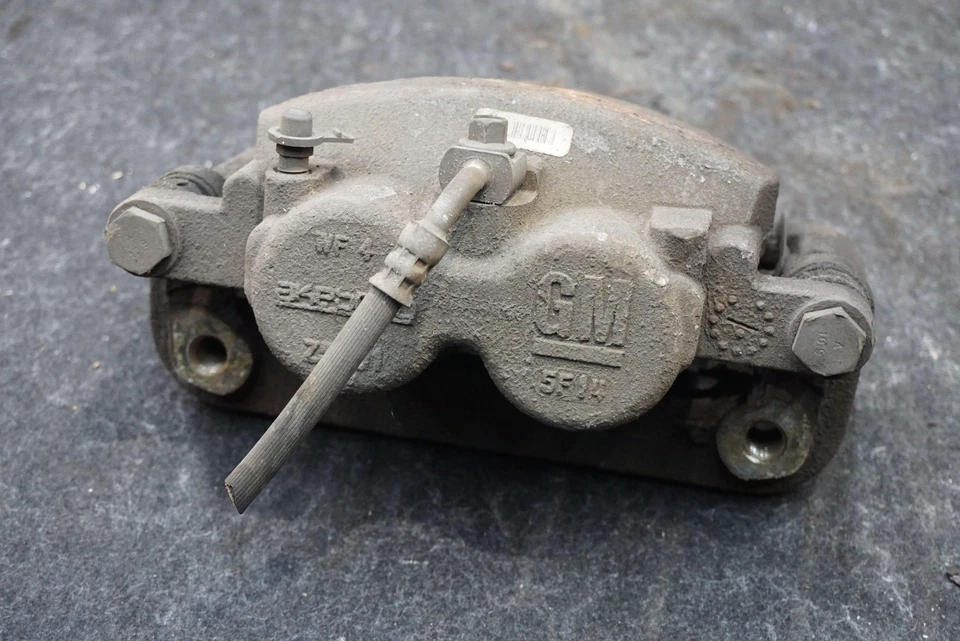 Pinza de freno delantera derecha y soporte OEM 23276880 Cadillac Escalade ESV 2007-20 Foto 3 de 4