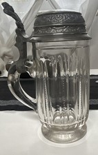 Glas-Bierkrug mit Zinndeckel/Klappdeckel, Riffelglas, Reliefdekor, Griff