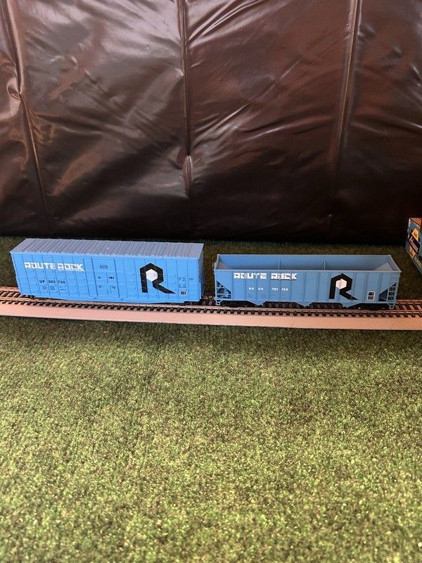 HO Scale Rock Island  Freight Cars Bowser 100 Ton Hopper Athearn 50' Box Car